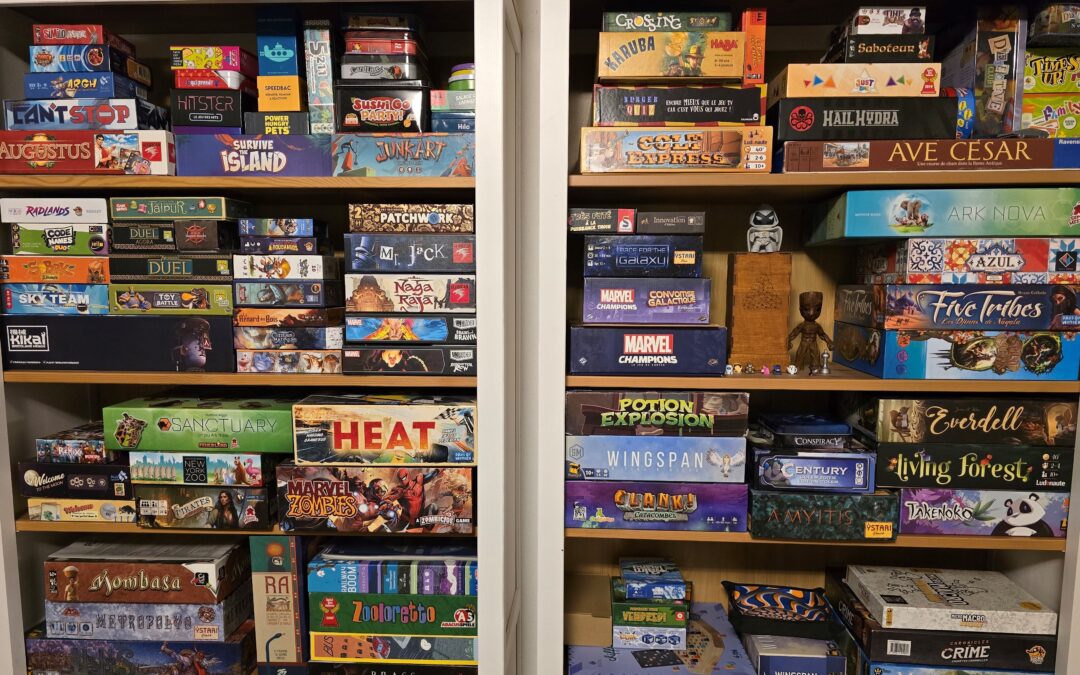 ludothèque de jeux de société rangée sur étagères avec jeux familiaux et experts