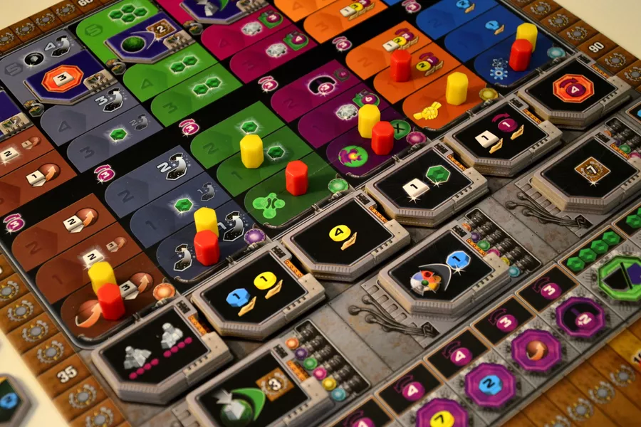 Plateau de jeu de Gaia Project avec pistes technologiques, ressources, actions et optimisation stratégique en cours de partie