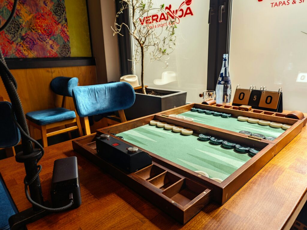 Plateau de backgammon traditionnel avec dés et pions