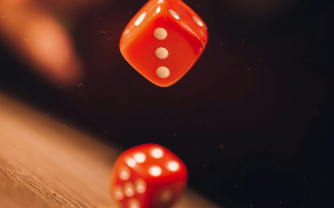 Deux dés rouges en train d’être lancés illustrant la mécanique stop ou encore basée sur la prise de risque