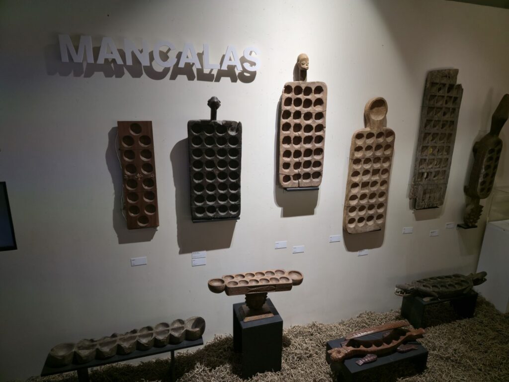 Collection de plateaux de Mancala utilisés dans des jeux traditionnels africains