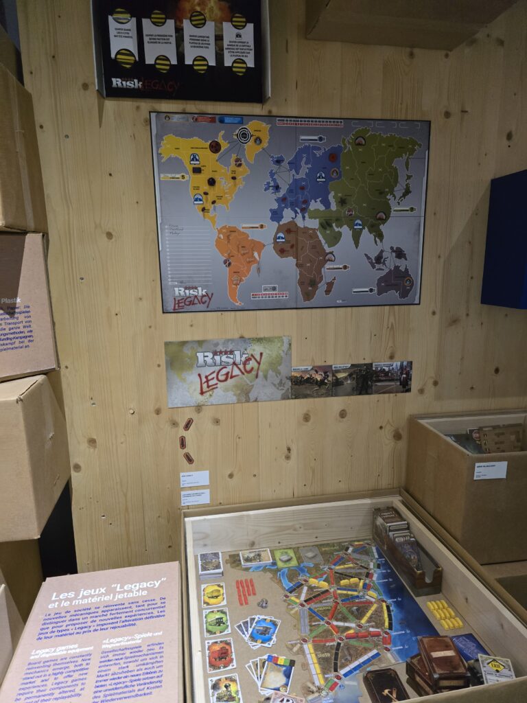 Jeu Risk Legacy présenté dans l’exposition du Musée Suisse du Jeu