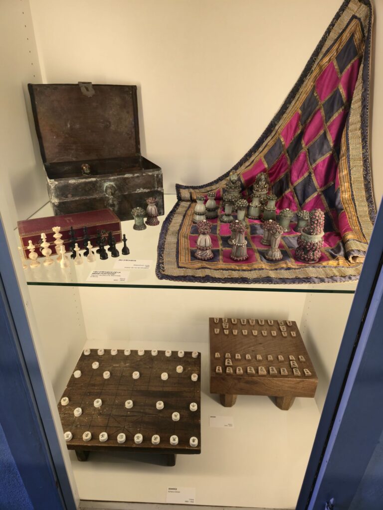Jeux d’échecs asiatiques exposés dans un musée dont Xiangqi et Shogi