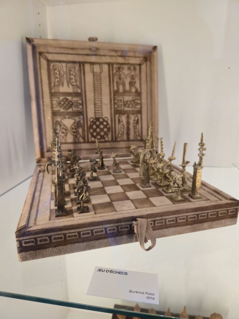Jeu d’échecs provenant du Burkina Faso exposé dans un musée