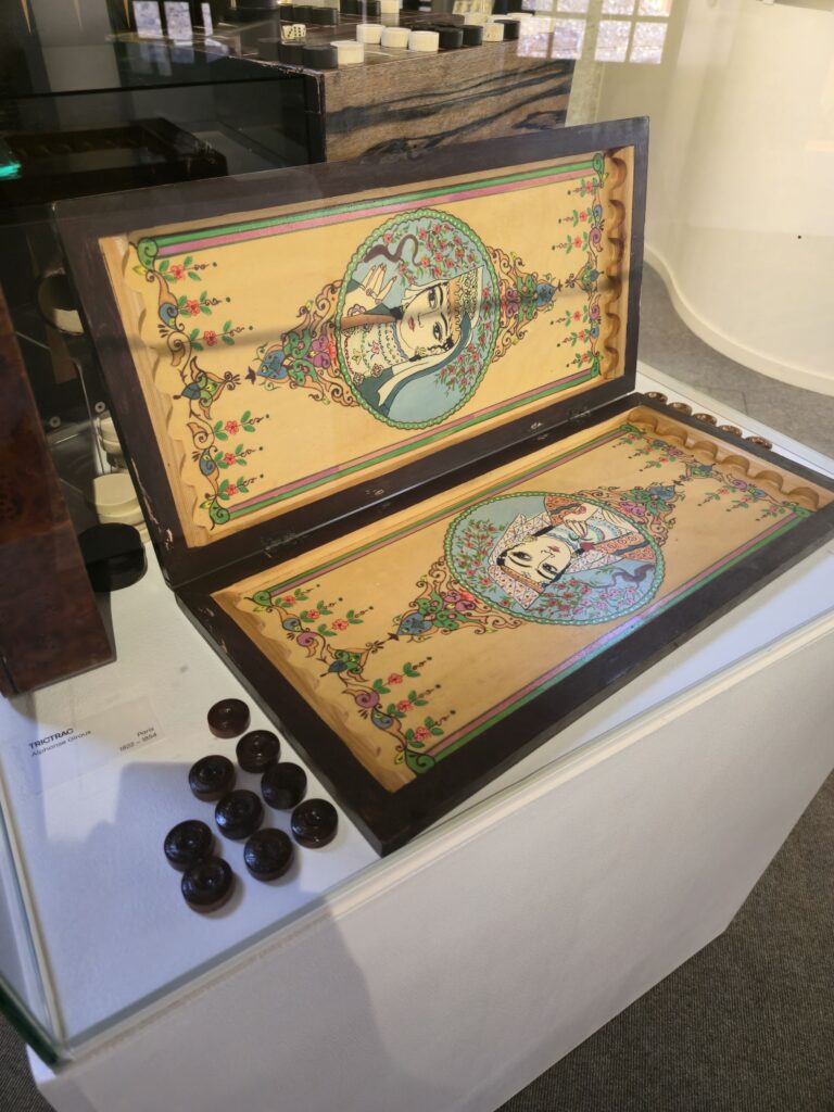 Plateau de tric-trac ancien avec pions de jeu