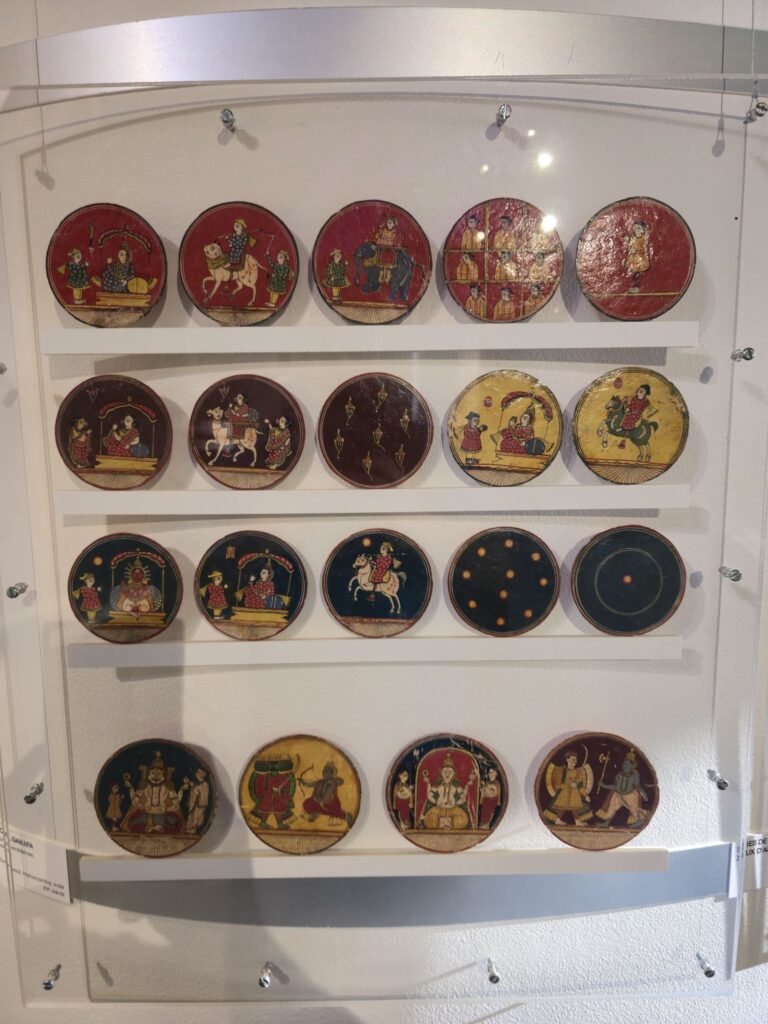 Cartes de jeu rondes traditionnelles indiennes exposées dans un musée