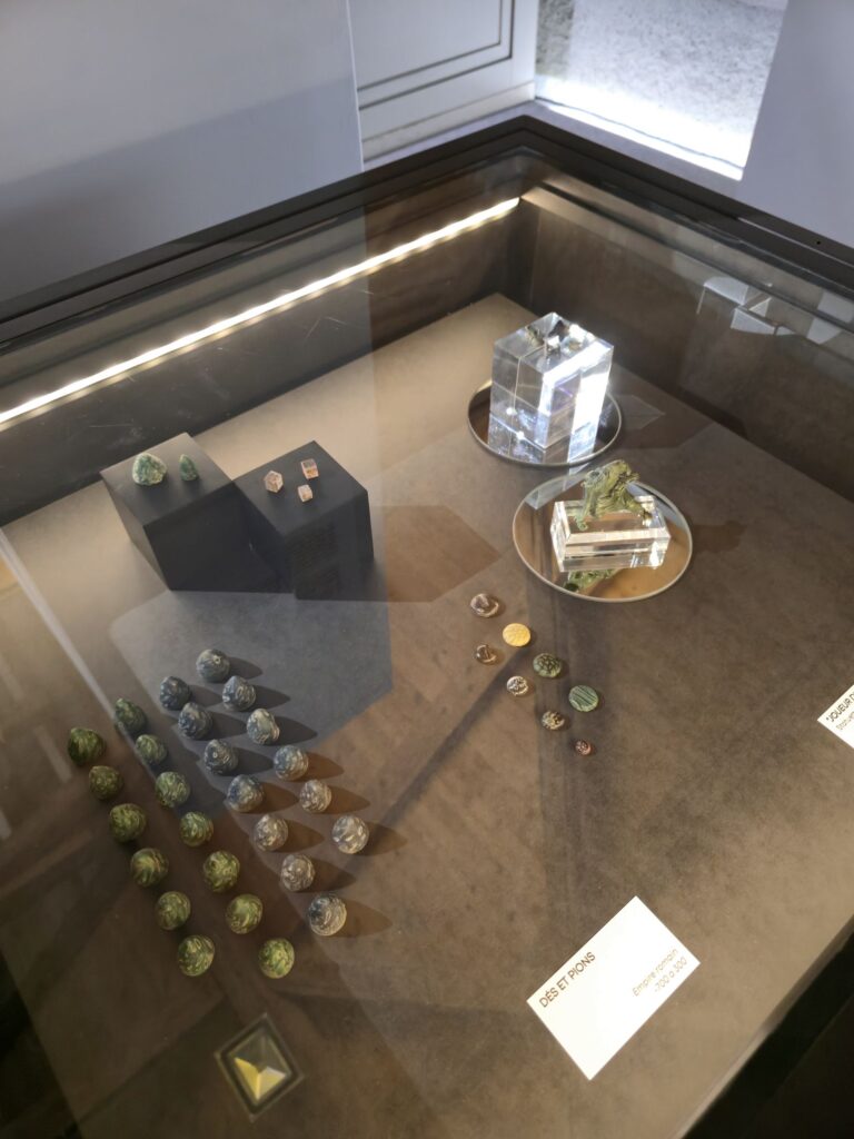 Dés et pions utilisés dans des jeux anciens exposés dans un musée