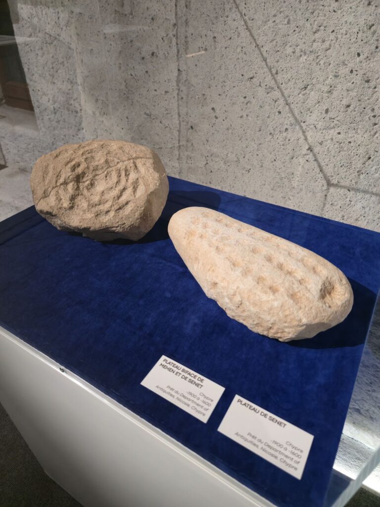 Plateaux de jeu de Senet antiques exposés dans un musée