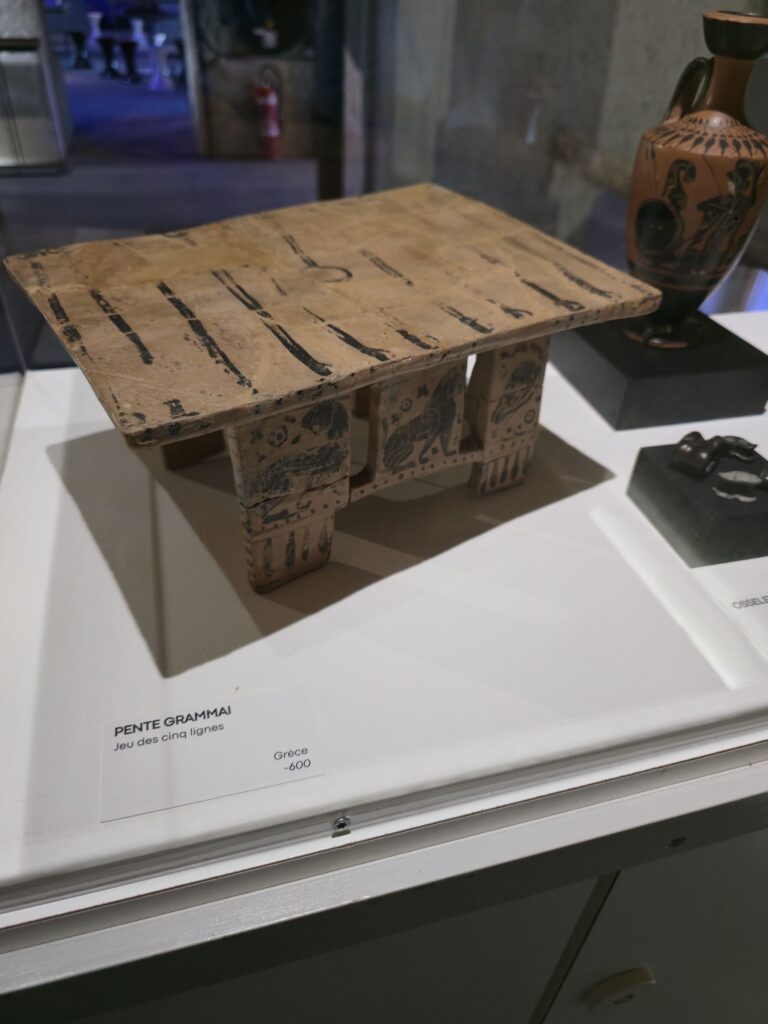 Plateau du jeu antique Pente Grammai provenant de la Grèce antique