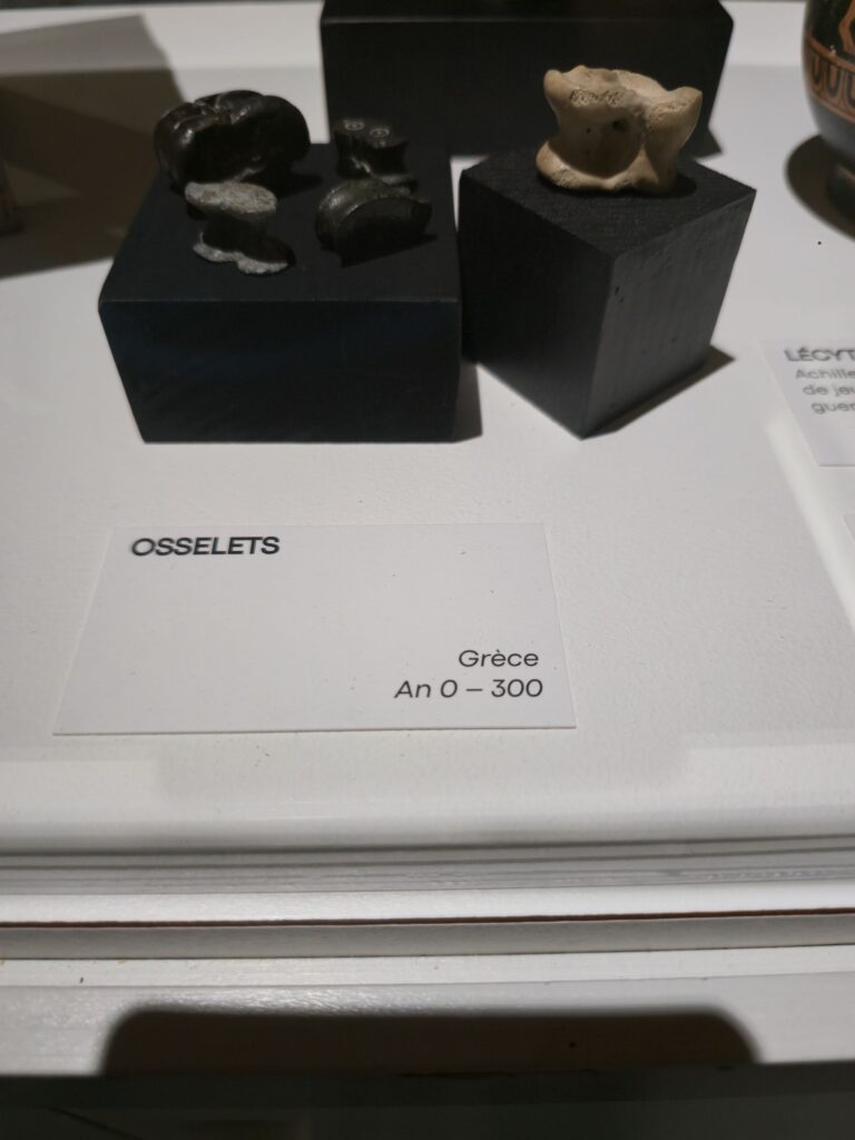 Osselets utilisés comme jeu dans la Grèce antique exposés dans un musée