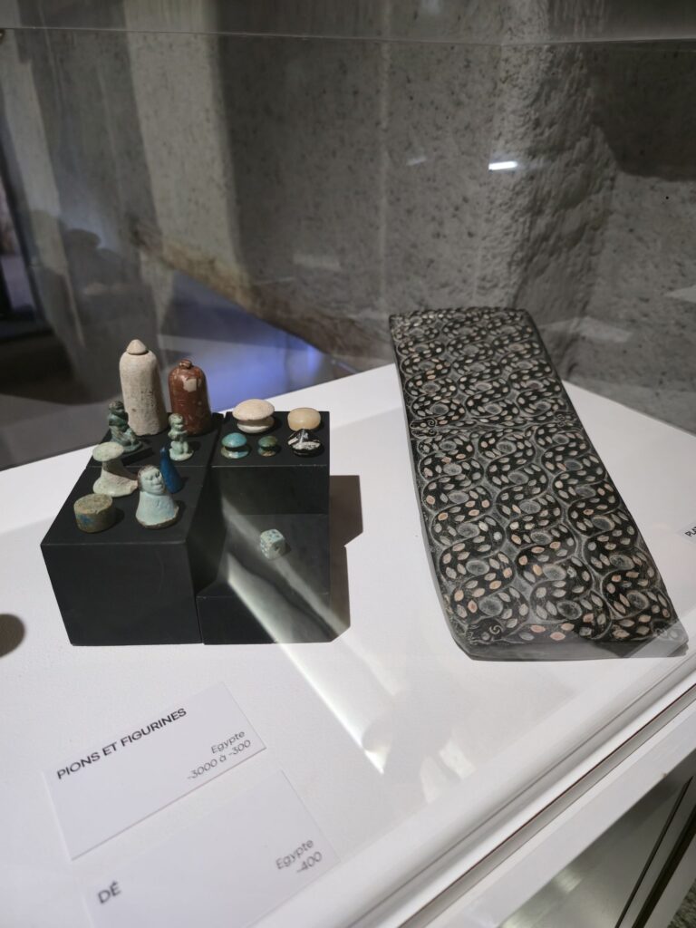 Pions, figurines et dés utilisés dans des jeux de l’Égypte antique