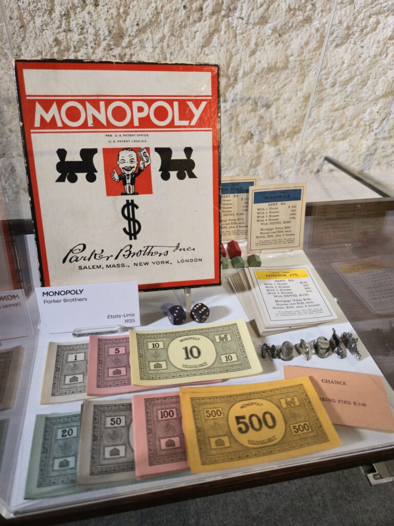 Jeu Monopoly original de 1935 avec billets et pions exposé dans un musée
