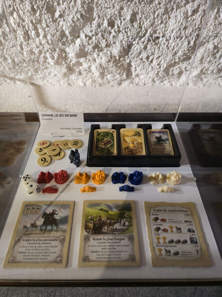 Composants du jeu Catane exposés dans un musée du jeu