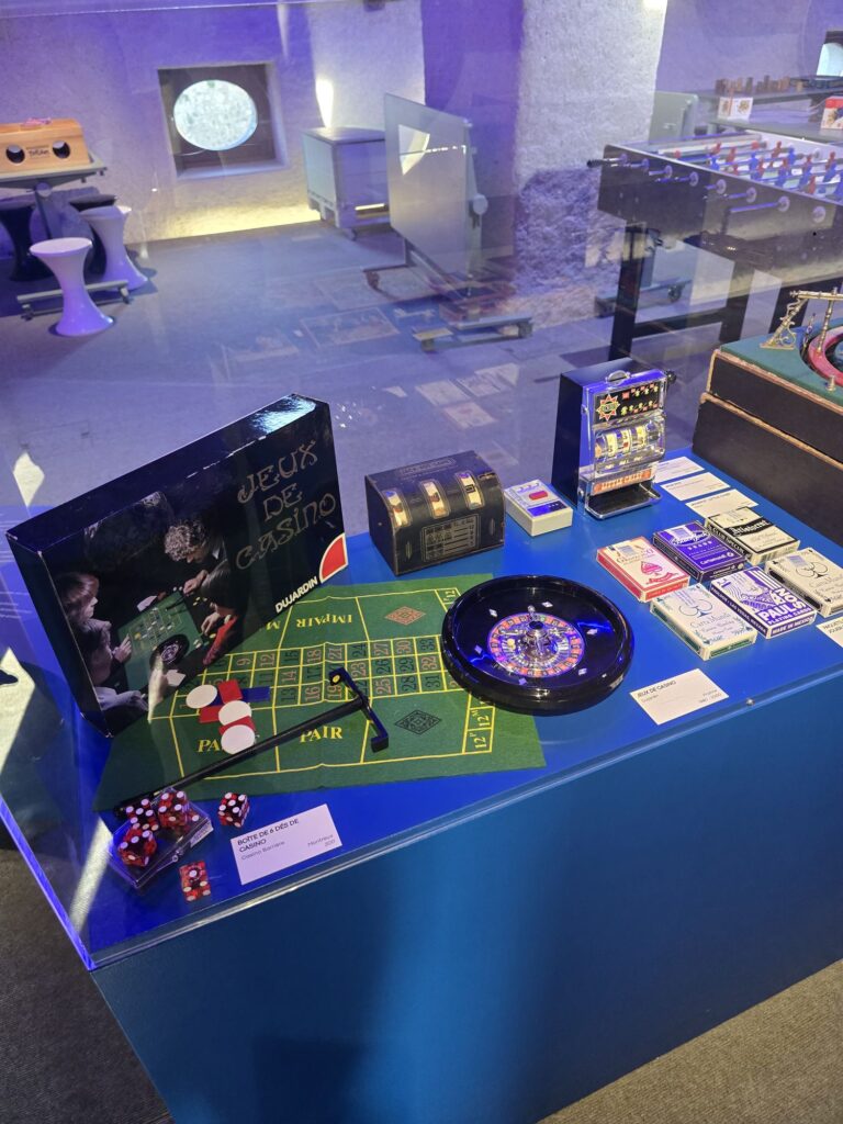 Table de roulette et objets de jeux de casino exposés dans un musée du jeu
