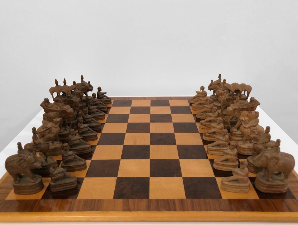 Plateau de Chaturanga avec pièces sculptées, ancêtre du jeu d’échecs moderne