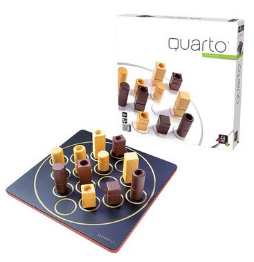 plateau du jeu Quarto avec pièces en bois claires et foncées jeu abstrait de stratégie
